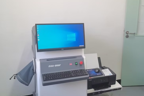 雙能X射線骨密度儀：準確測量骨密度，助力骨質(zhì)疏松防治，守護骨骼健康